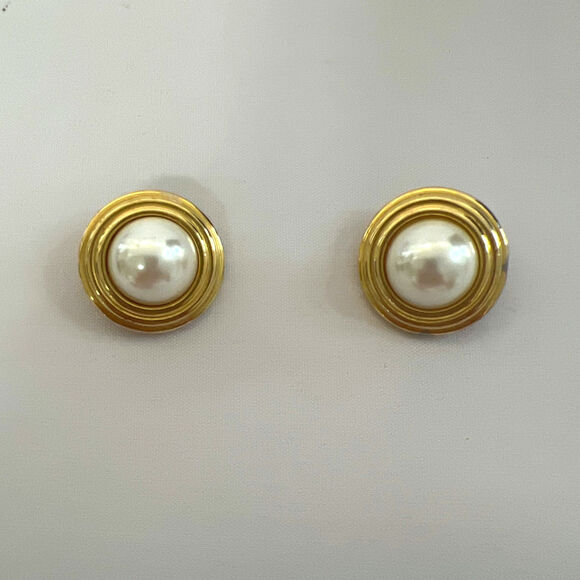 VTG Carolee Large Gold Tone Faux Mabe Pearl Button Clip On Earrings - Picture 4 of 5